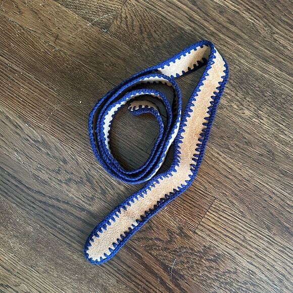 Vintage 60s/70s Boho Festival Tan Suede Belt with Navy Blue Yarn Crochet Edges - Picture 4 of 4